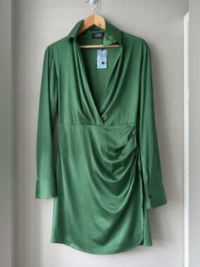 Stunning emerald green satin mini dress from CIDER 💚